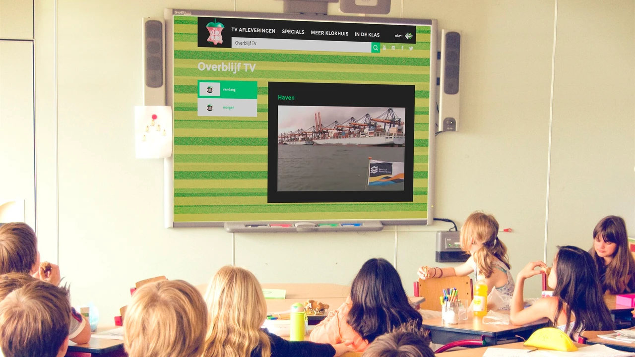 Kinderen eten in de klas en kijken naar Overblijftv op het digibord